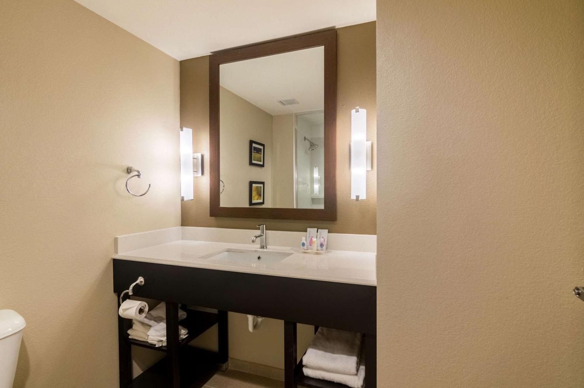 Comfort Suites Meridian And I-40 Оклахома-Сити Экстерьер фото