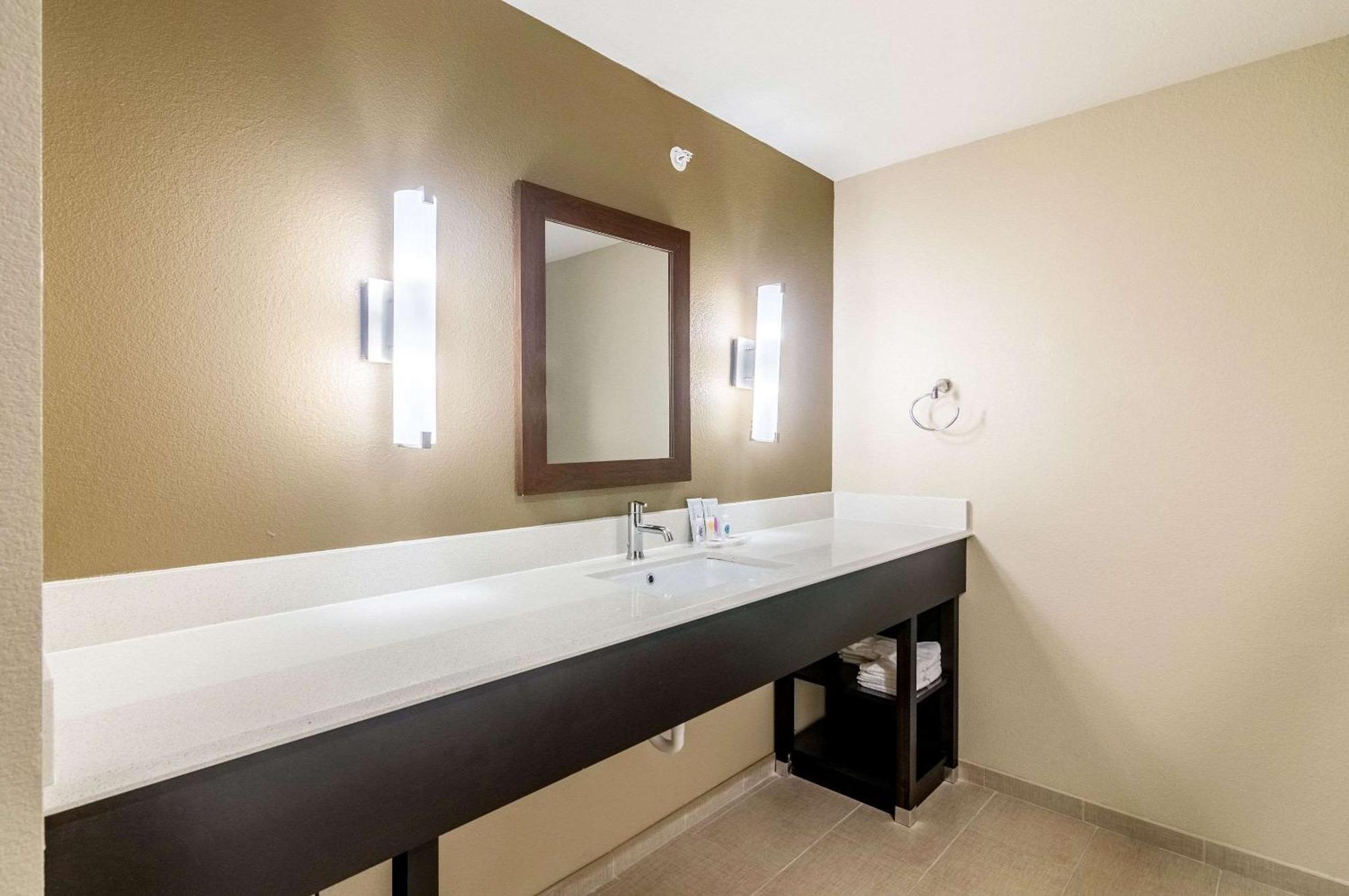 Comfort Suites Meridian And I-40 Оклахома-Сити Экстерьер фото