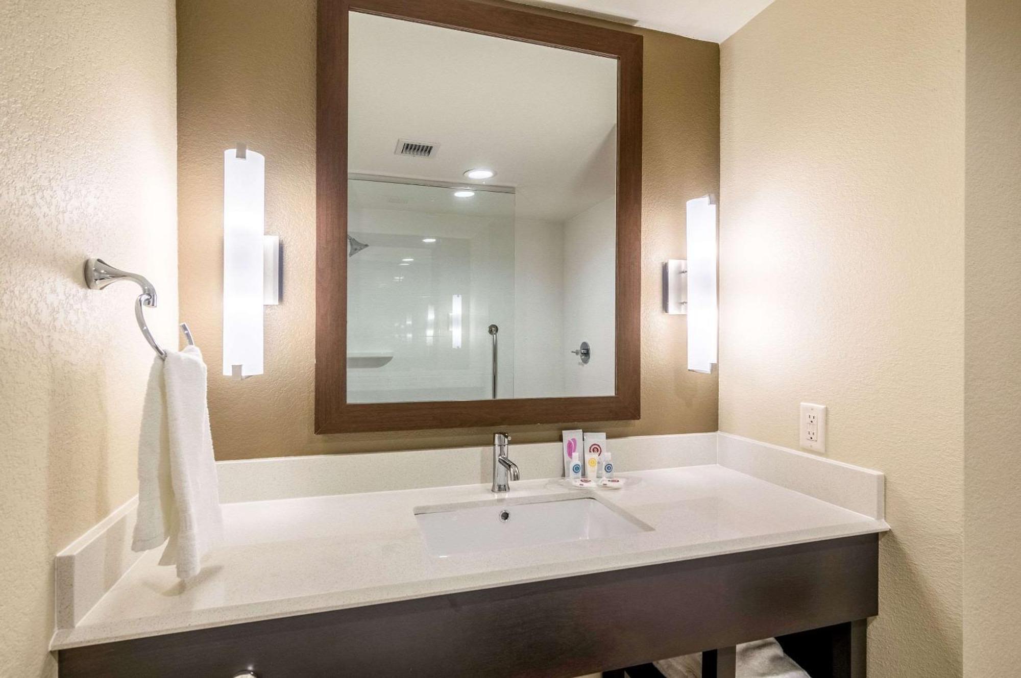 Comfort Suites Meridian And I-40 Оклахома-Сити Экстерьер фото