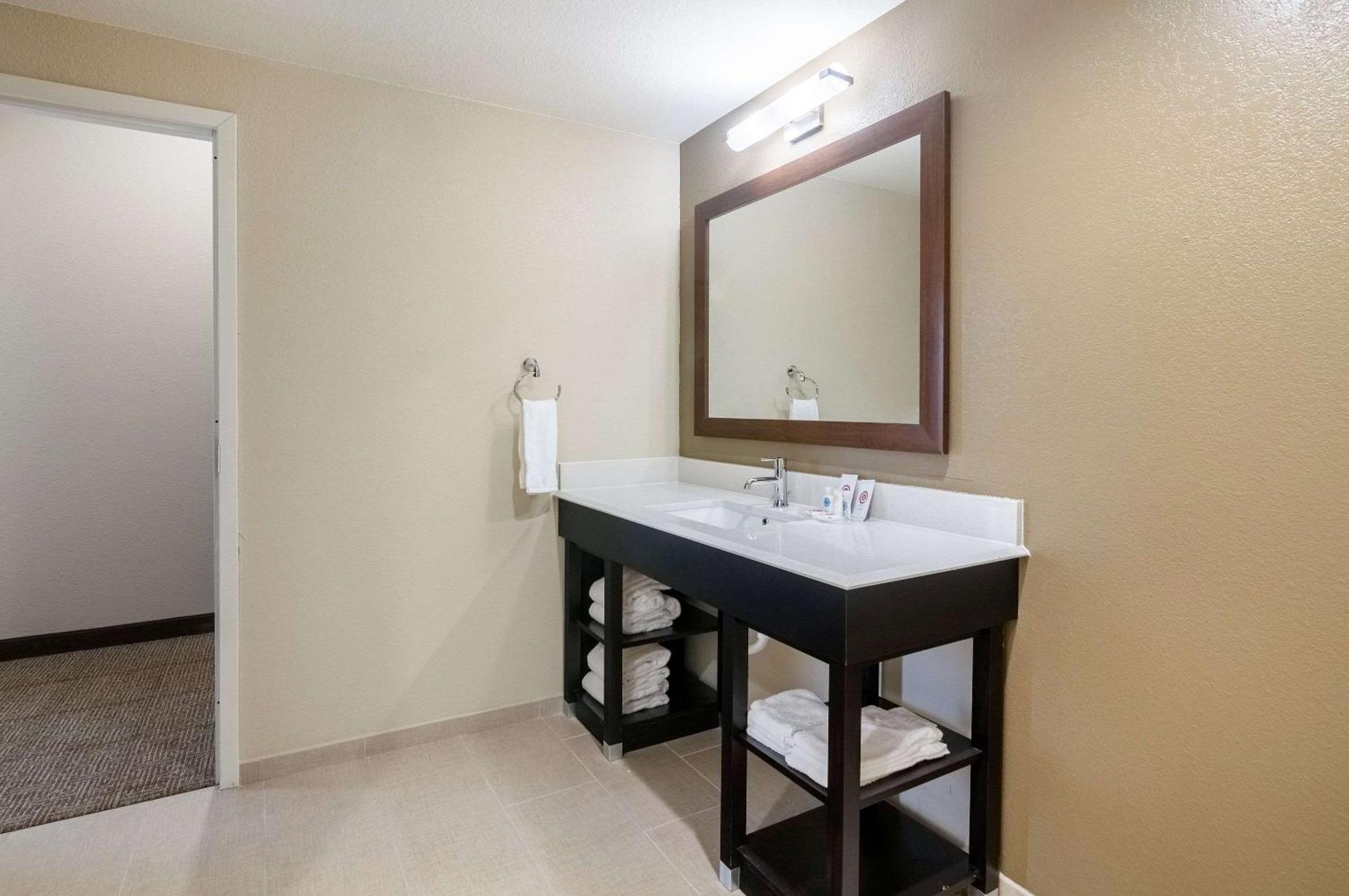 Comfort Suites Meridian And I-40 Оклахома-Сити Экстерьер фото